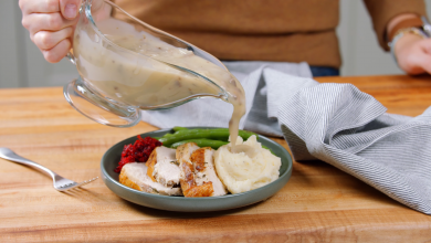 How to Make Easy Turkey Gravy from Drippings