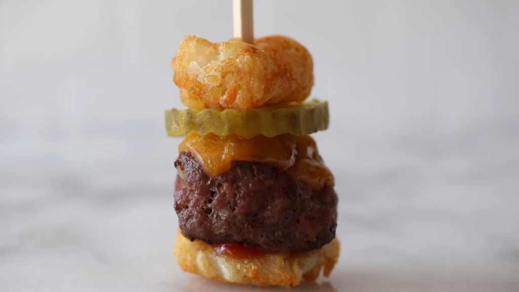 Comida de festa de Natal: Tater Tot Mini Cheeseburger Bites