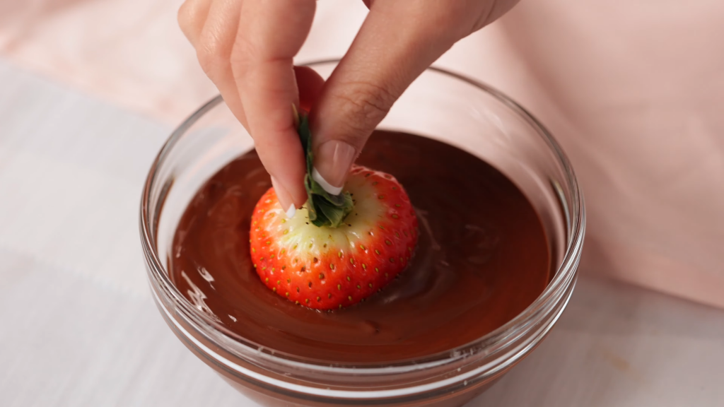 How to Make Valentine&#8217;s Day Chocolate Covered Strawberries