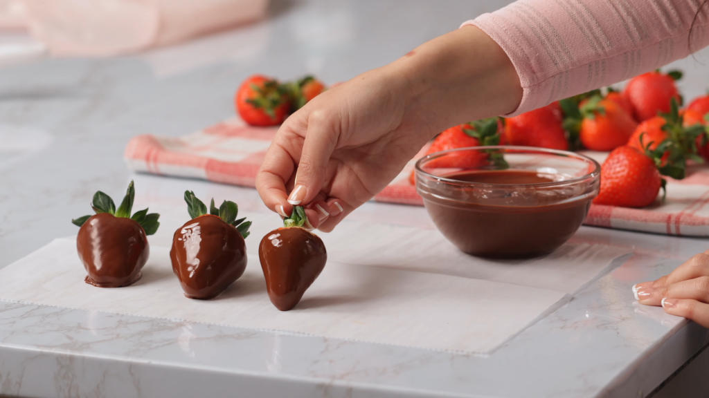 How to Make Valentine&#8217;s Day Chocolate Covered Strawberries