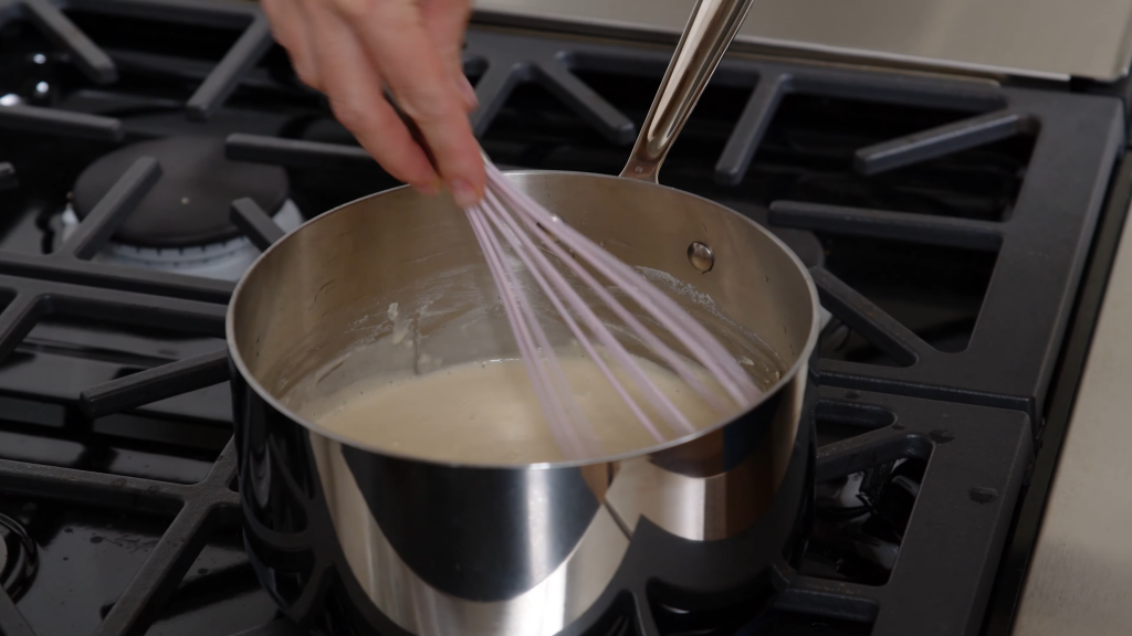 How to Make Easy Turkey Gravy from Drippings