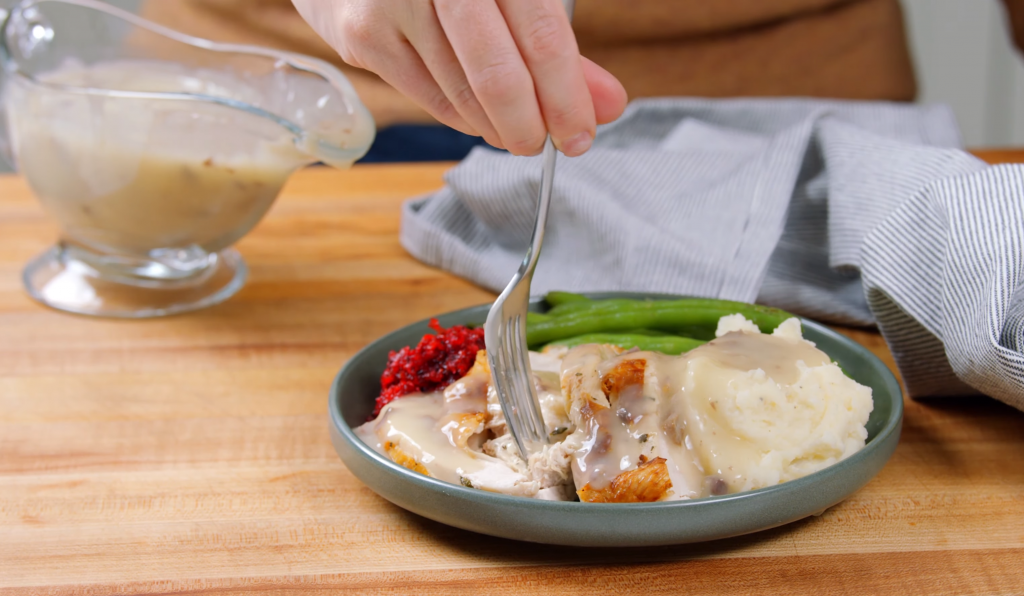 How to Make Easy Turkey Gravy from Drippings
