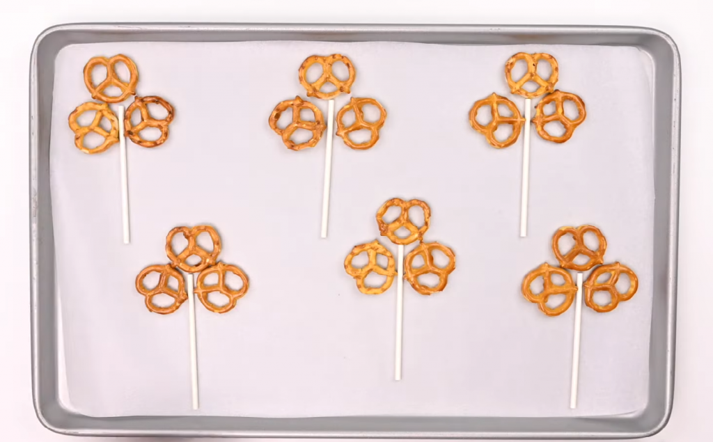 Delicias del día de San Patricio 2024: Receta de tréboles de pretzel
