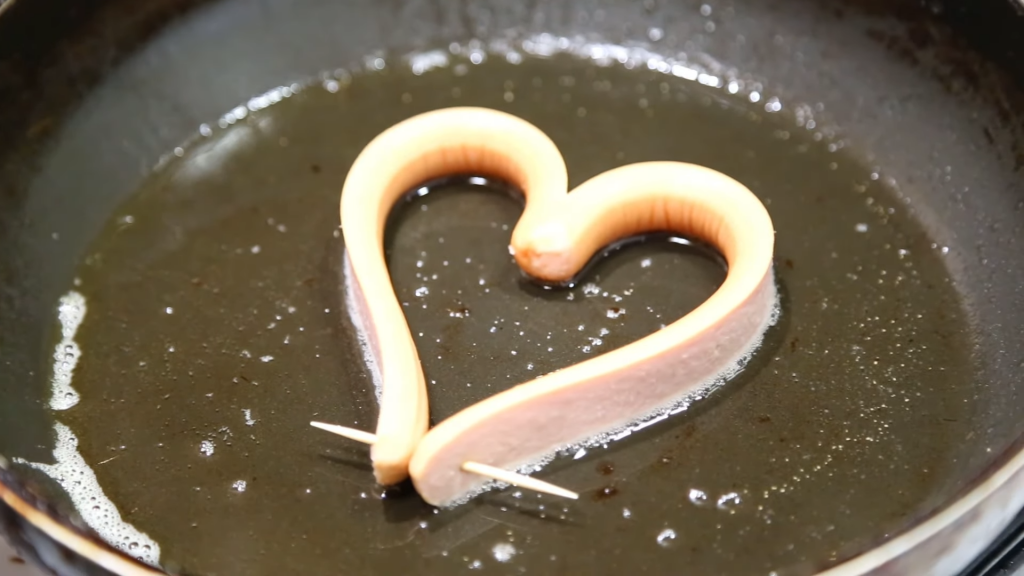 Heart-shaped Egg for Valentine&#8217;s Breakfast