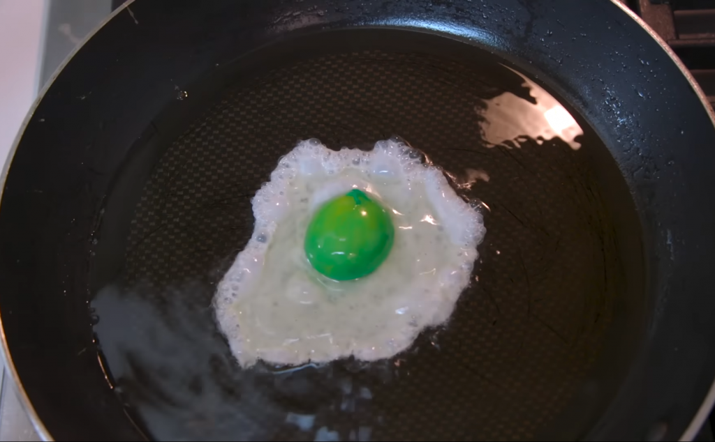 Cómo hacer huevos verdes y jamón