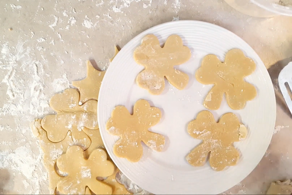 Como fazer biscoitos Shamrock para o dia de São Patrício