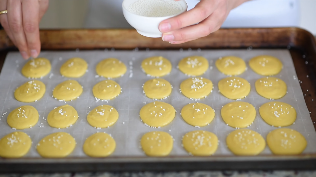 Come preparare i macarons pasquali con la crema al limone