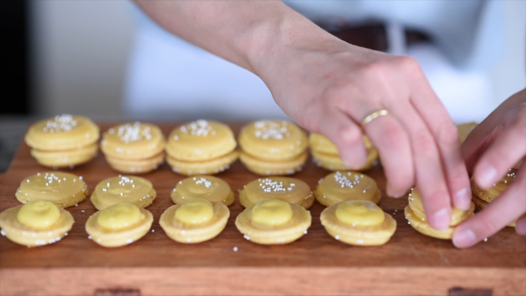 Comment faire des macarons de Pâques avec de la crème au citron