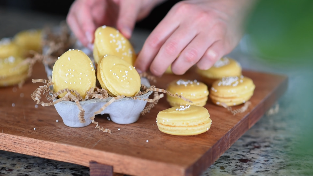 Como fazer macarons de Páscoa com coalhada de limão